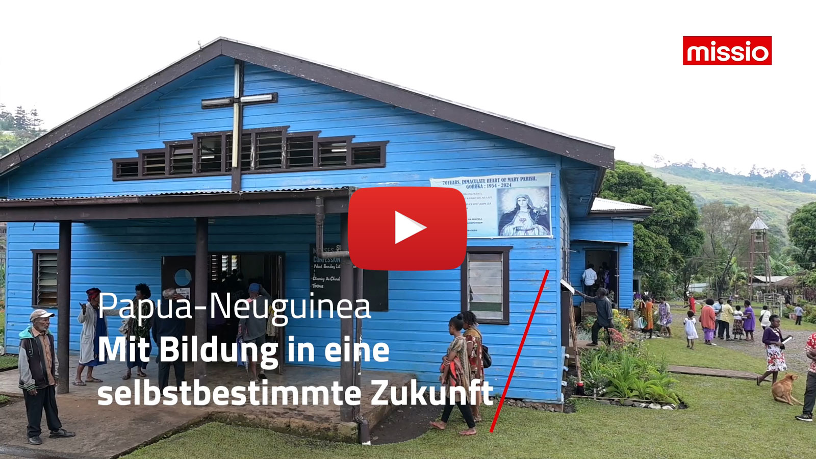 Menschen gehen ineine Kirche in Papua-Neuguinea