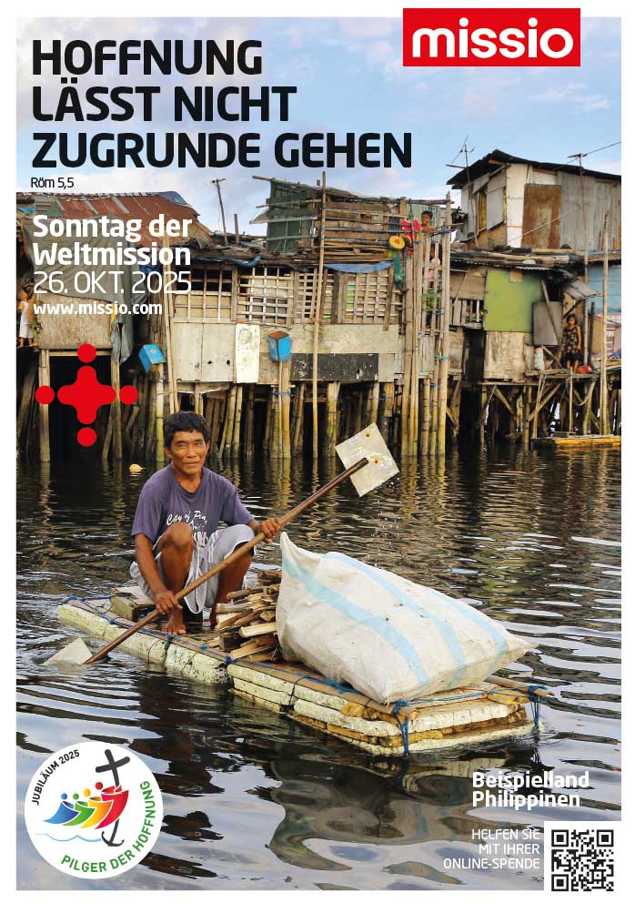Das Plakat zum Weltmissionsmonat 2025: Ein Mann paddelt auf einem selbstgezimmerten Floß vor Hütten im Hafen Manilas.