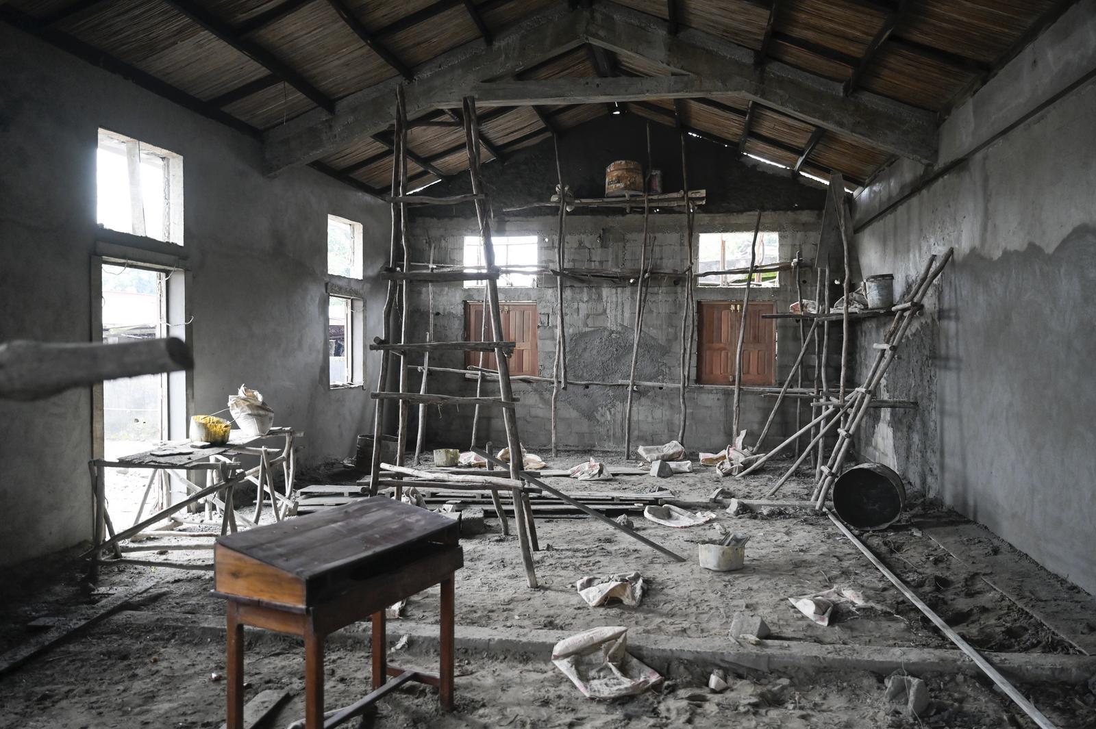 Innenansicht der Baustelle einer neuen kleinen Kirche auf dem Gelände eines Gefängnisses auf Madagaskar.