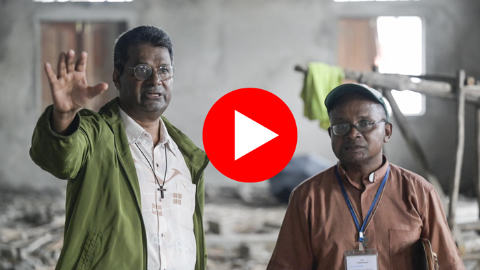 Pater Thomas Joseph steht mit einem Mitarbeiter im Rohbau einer Gefängniskapelle in Madagaskar.