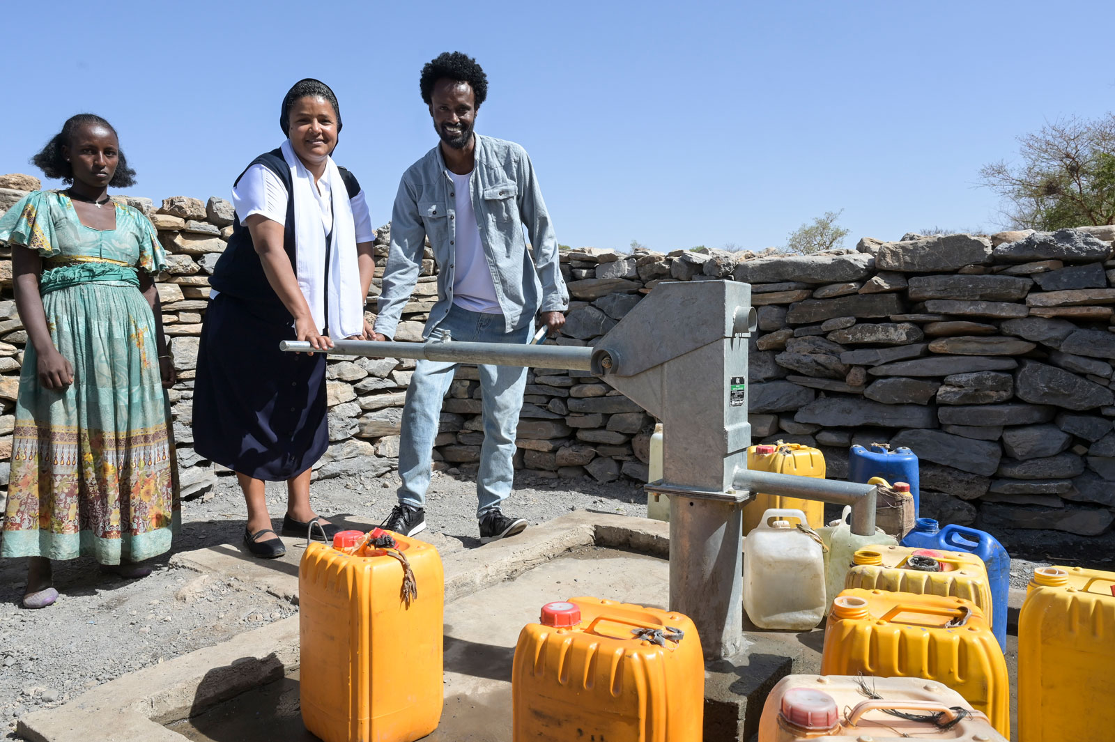 Ordensschwester Medhin Tesfay steht mit dem Projektkoordinator Abraha Bahlbi an einem Brunnen, der bereits mit missio-Spendengeld realisiert wurde