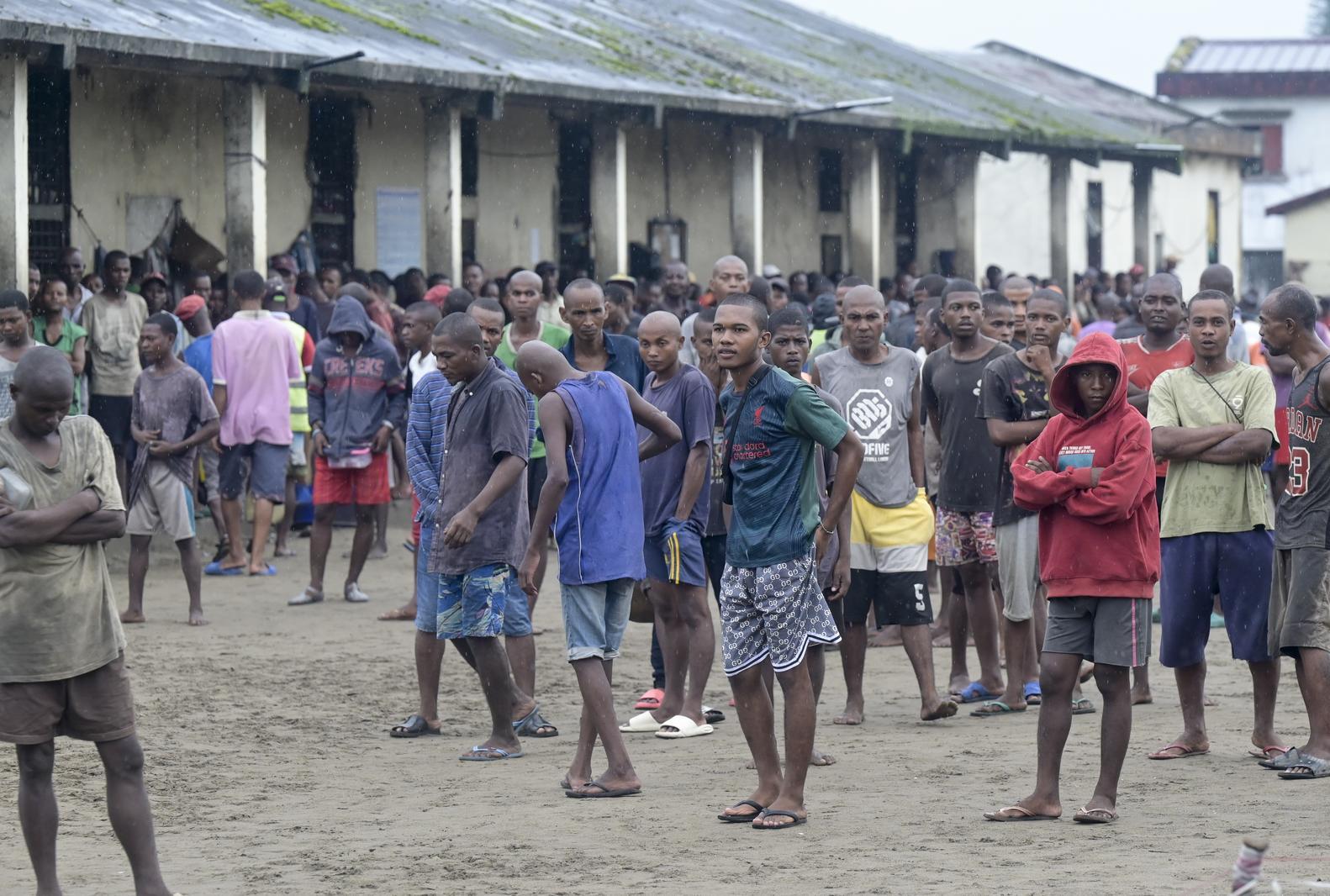 Dutzende Gefängnisinsassen stehen im Innenhof des Männertrakts eines Gefängnisses auf Madagaskar.