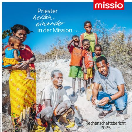 Titelbild des PRIM-Rechenschaftsbericht 2025: Ein Priester kniet sich nieder zu einem Mann und seiner Familie