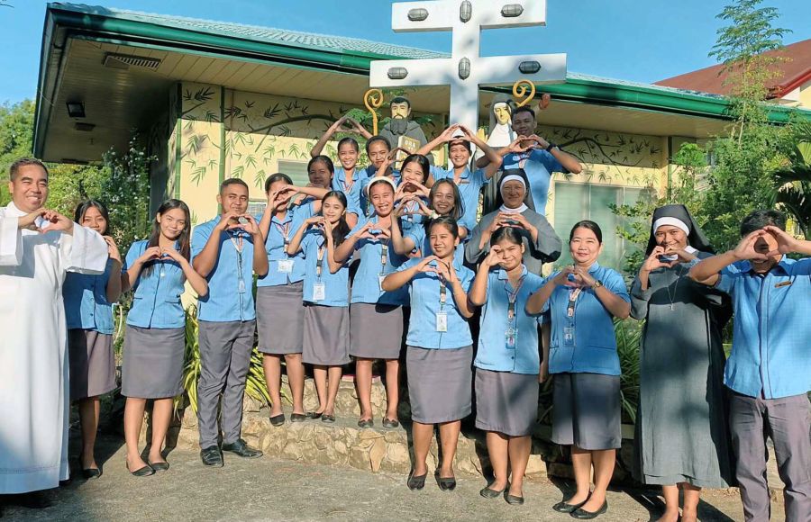 Gruppenfoto mit jungen Frauen und Männer auf den Philippinen, die zu Katechisten ausgebildet werden.
