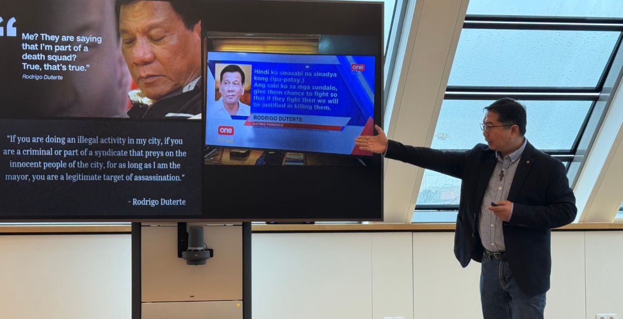 Pater Flavie bei einer Präsentation zu seiner Arbeit.