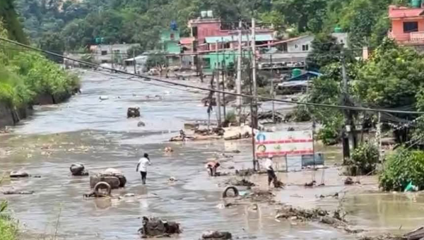 Ein durch die Sturzflut in der Himalaya-Region in Nepal zerstörtes Dorf.